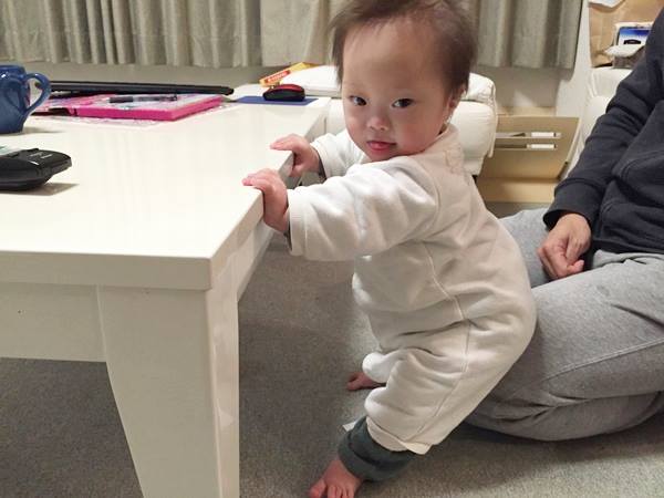 ダウン症,1歳7ヶ月,つかまり立ち,動画,イタズラ