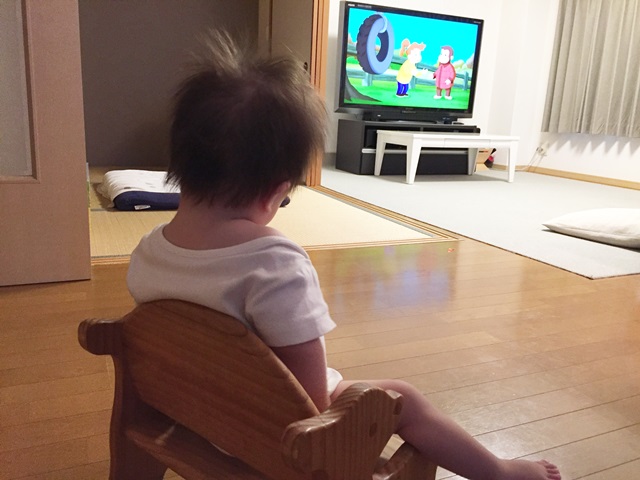 お座り,ダウン症,2歳1ヶ月,ブログ,成長,木の椅子